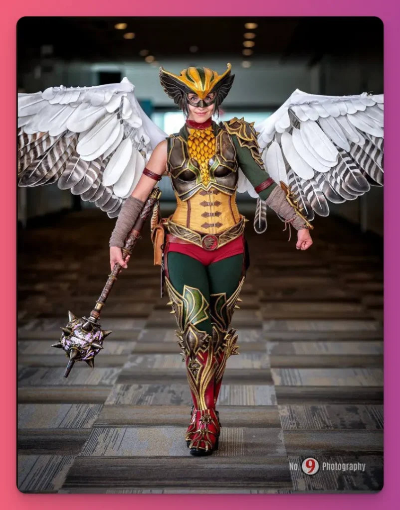Contoh cosplay Hawkgirl dengan sayap dan gada yang rumit dan menunjukkan cosplay adalah seni.