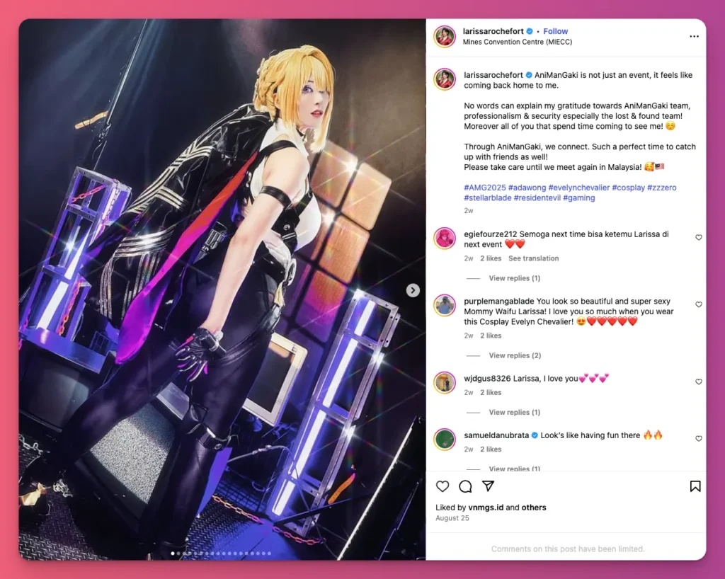 Cosplayer sexy berambut pirang mengenakan kostum karakter Kafka dari Honkai Star Rail