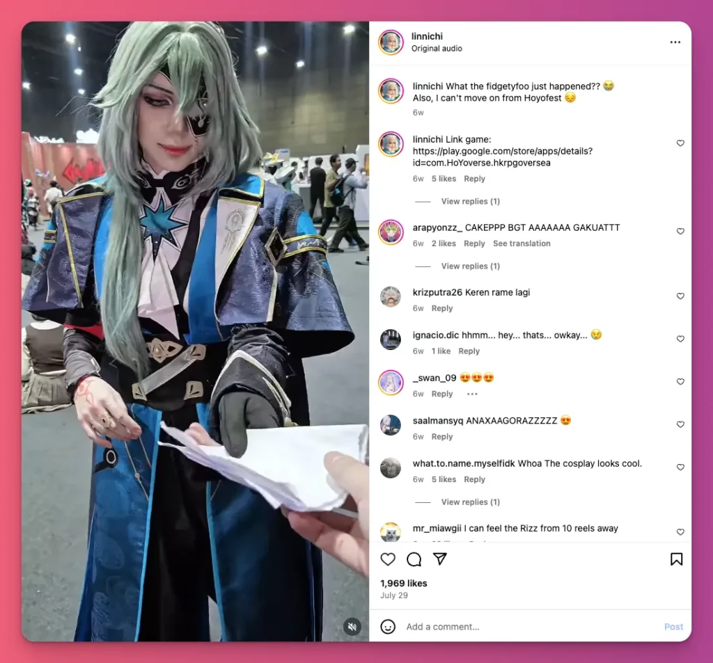 Cosplayer terkenal Linnichi mengenakan kostum karakter Genshin Impact di acara Hoyofest