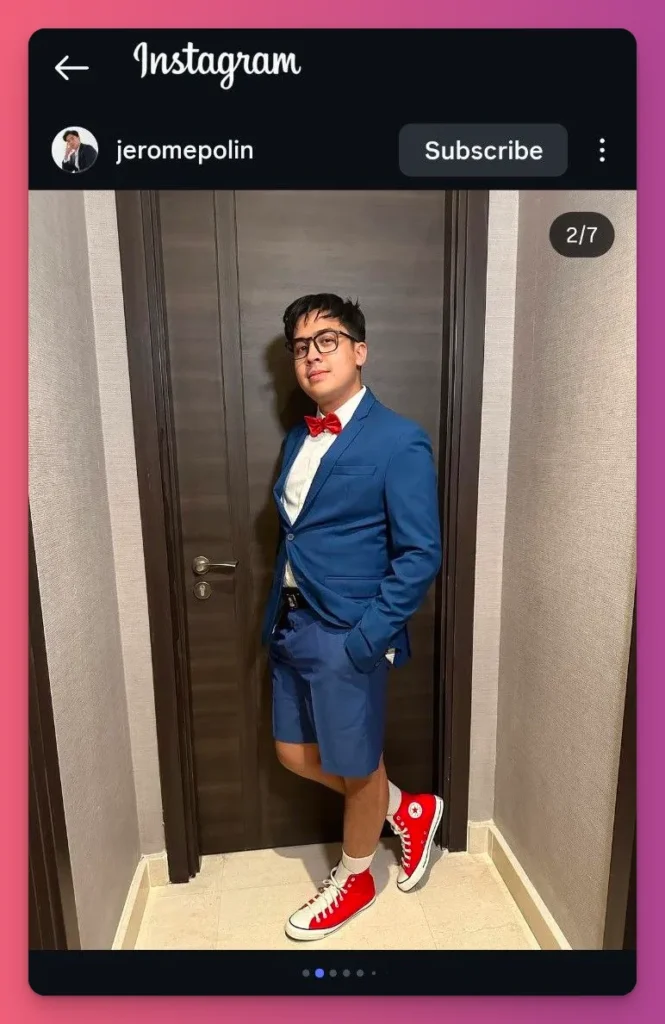 Jerome Polin lagi asyik cosplay pakai setelan biru dan dan dasi kupu-kupu merah ala Detective Conan.